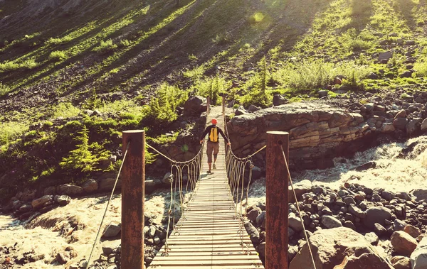 Senderismo hombre en puente —  Fotos de Stock