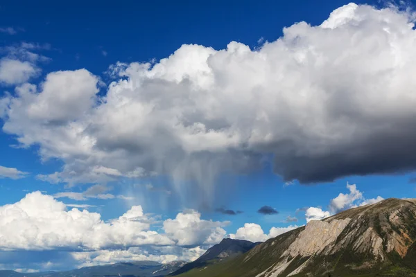 Pluie dans les montagnes avec nuages — Photo