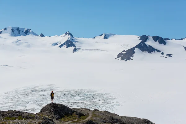 Senderista en glaciar de salida — Foto de Stock