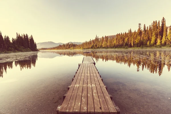 Красивое озеро с живописным видом — стоковое фото