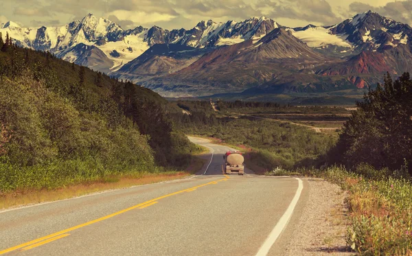 Highway Road med lastbil — Stockfoto