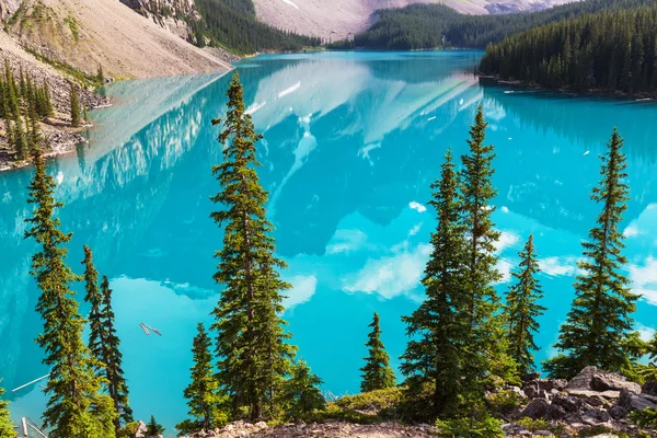 Vackra Moraine lake — Stockfoto