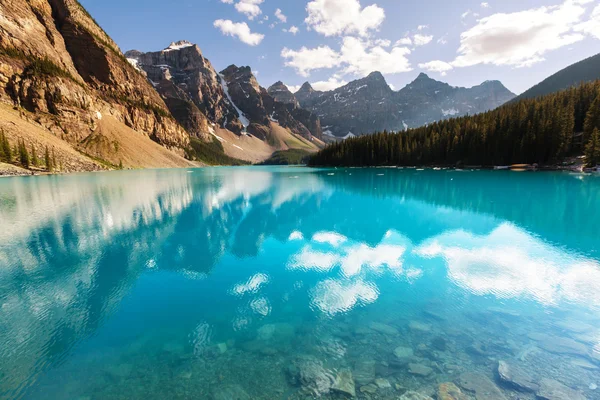 Vackra Moraine lake — Stockfoto