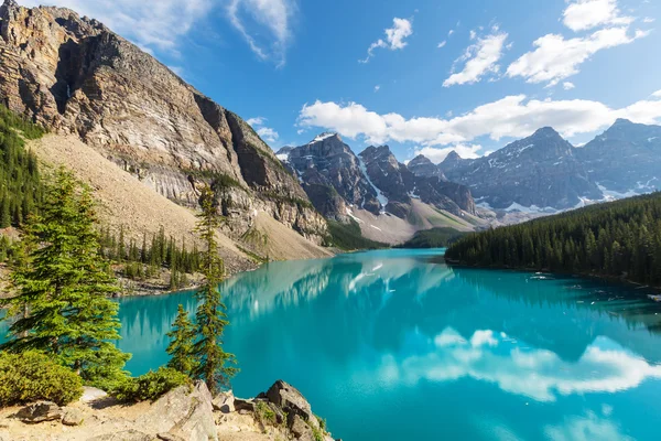 Beautiful Moraine lake — Stock Photo, Image