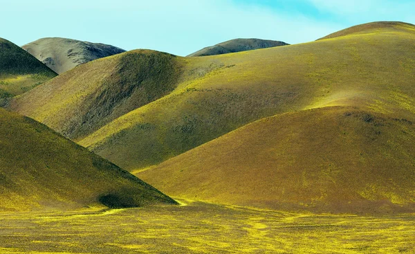 Belas colinas verdes — Fotografia de Stock