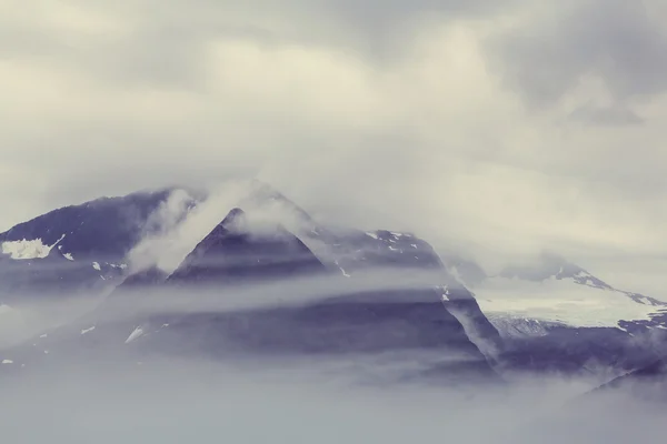 Berge in alaska in wolken — Stockfoto