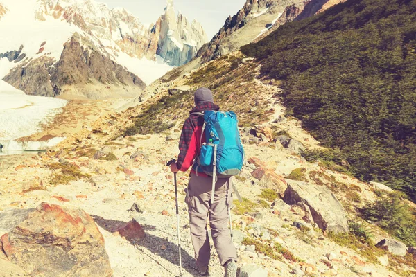 Patagonia adlı seyahat uzun yürüyüşe çıkan kimse — Stok fotoğraf