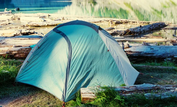 Tenda sul lago di montagna — Foto Stock