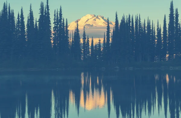 Lake and Glacier Peak — Stock Photo, Image