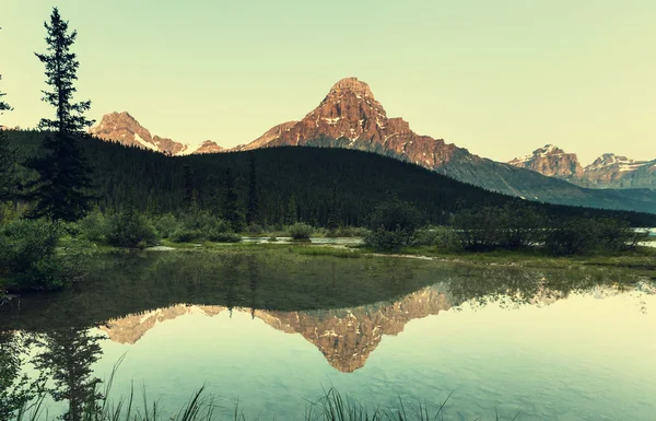 Serenity Emerald Lake — Stockfoto