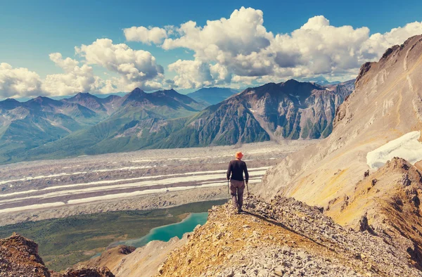 Hiker hiking to peak — Stock Photo, Image