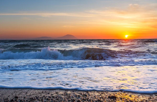 Pôr-do-sol cénico no mar — Fotografia de Stock