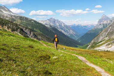 Dağlarda yürüyüş adam