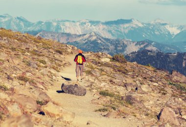 Dağlarda yürüyüş adam