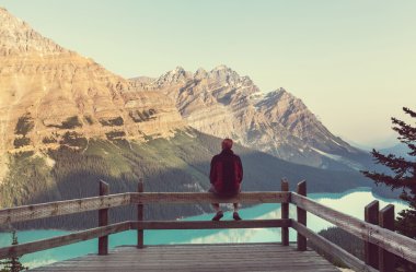 man looking at Peyto Lake clipart