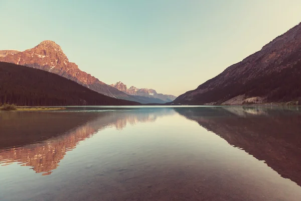 Lago da serenidade no Canadá . — Fotografia de Stock