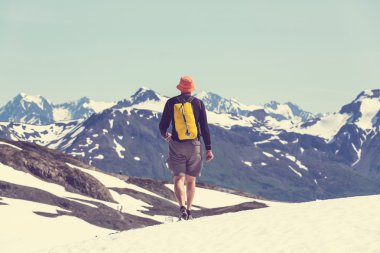 Dağlarda yürüyüş adam