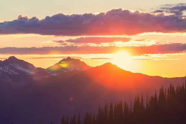 Prachtige schilderachtige zonsondergang — Stockfoto
