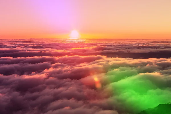 Όμορφο ηλιοβασίλεμα πάνω από τα σύννεφα — Φωτογραφία Αρχείου