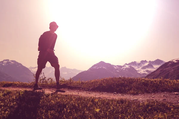 Hiking man in mountains — Stock Photo, Image