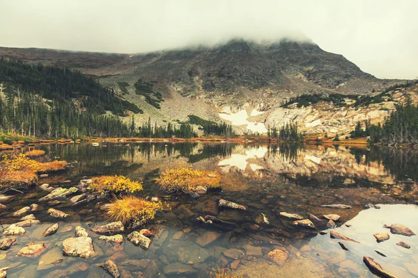 Lindo lago no outono — Fotografia de Stock