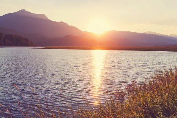 湖上的日落场景 — 图库照片
