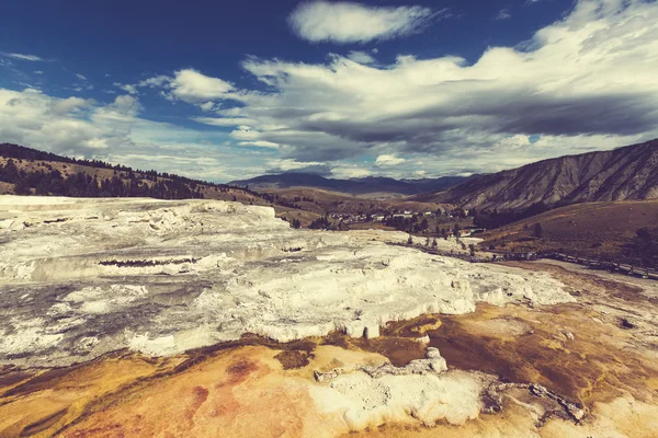 Mammoth hot springs — Stockfoto