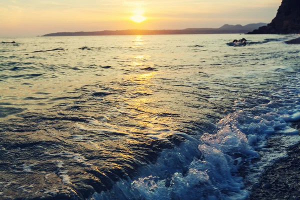 Malerischer Sonnenuntergang auf See — Stockfoto