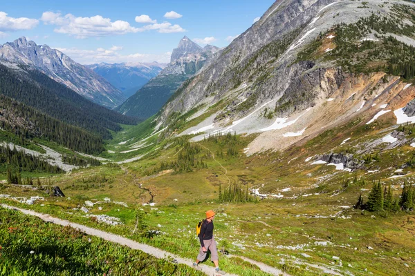 Muž turistika v horách — Stock fotografie