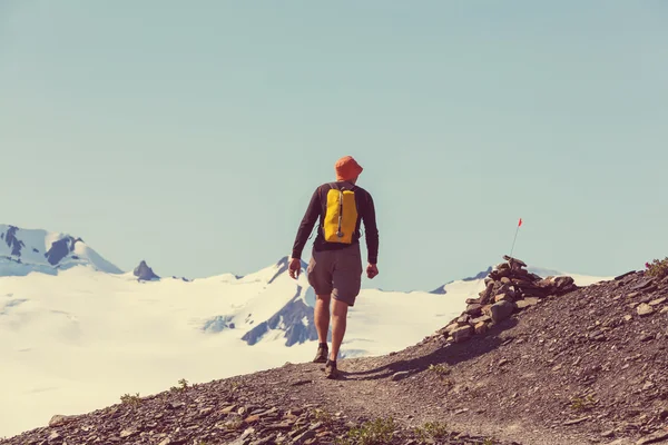 Mężczyzna piesze wycieczki w góry — Zdjęcie stockowe