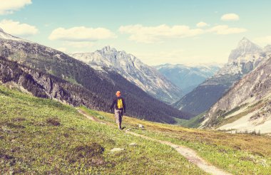 Dağlarda yürüyüş adam