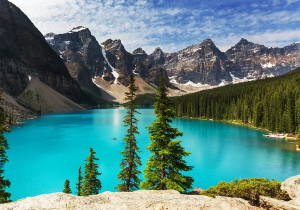 Beautiful Moraine lake — Stock Photo, Image