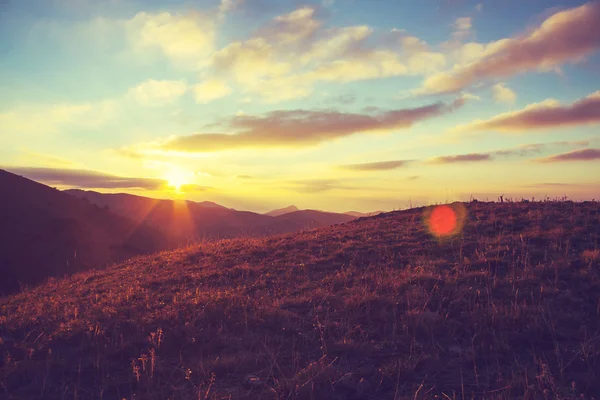 Фантастичний захід сонця в горах — стокове фото