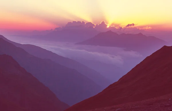 Puesta de sol en las montañas fondo —  Fotos de Stock