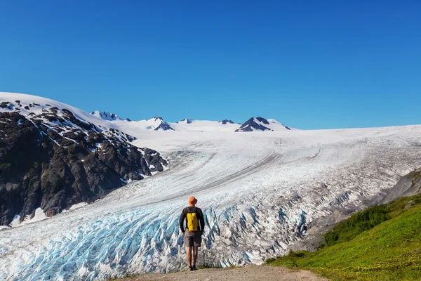 Senderista en glaciar de salida — Foto de Stock