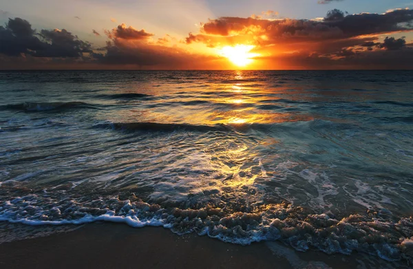 Pôr-do-sol panorâmico no mar — Fotografia de Stock