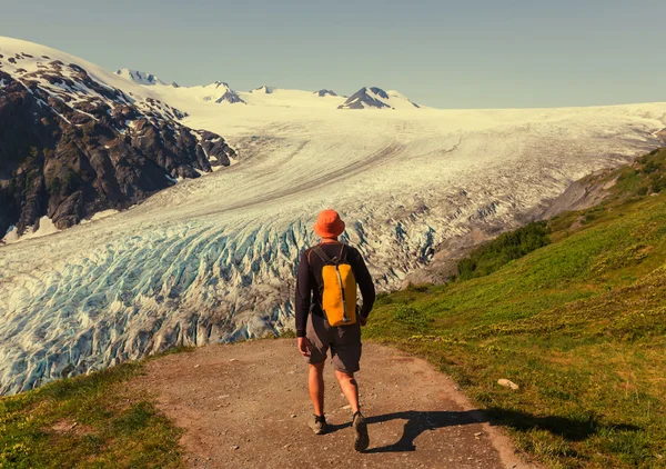 退出在阿拉斯加的冰川的徒步旅行者 — 图库照片