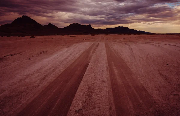 Camino en Bonneville desierto de sal — Foto de Stock