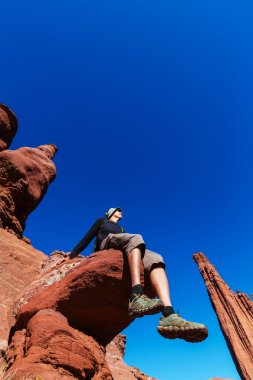 Adam sırf cliff üzerinde