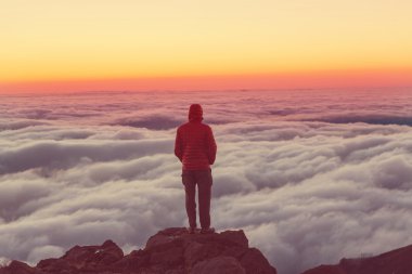 Adam bulutların üstünde