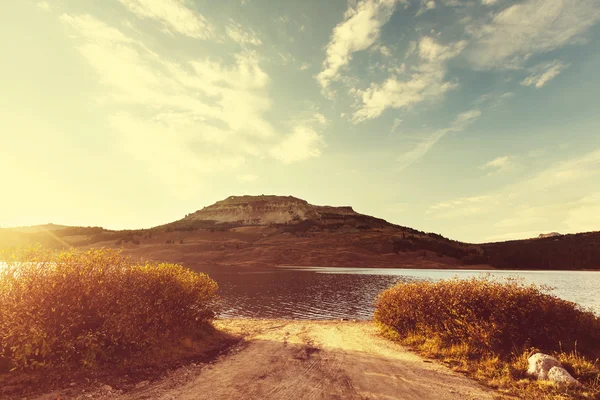 Lac de sérénité en montagne — Photo