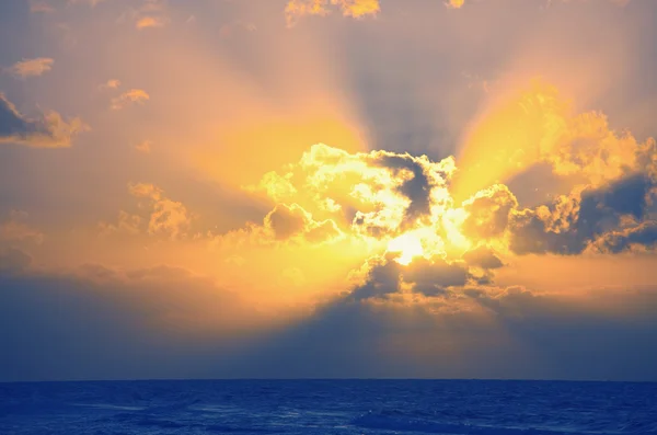 Coucher de soleil panoramique en mer — Photo