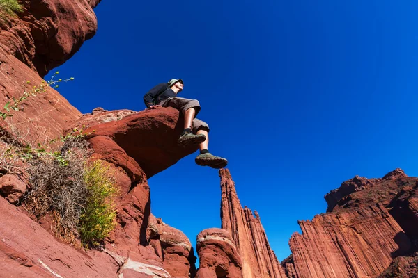 Man on sheer cliff — Stock Photo, Image