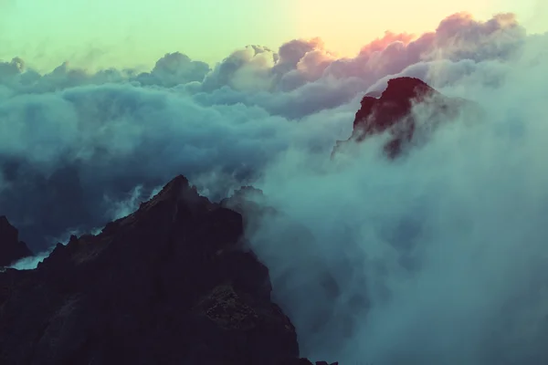 Heuvel boven de wolken — Stockfoto