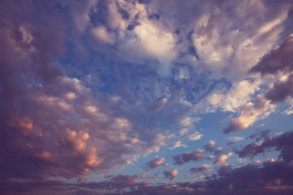 Σκηνή ηλιοβασίλεμα με άσπρα σύννεφα — Φωτογραφία Αρχείου