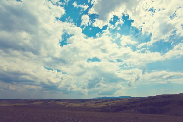 Bela paisagem com nuvens brancas — Fotografia de Stock