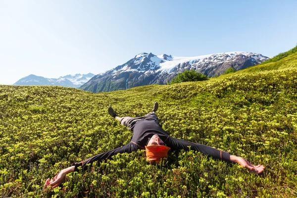Backpacker relaks w górach — Zdjęcie stockowe
