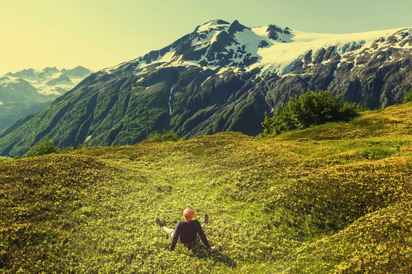Mochilero Relajarse en las montañas . — Foto de Stock