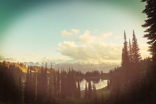 Lake and Glacier Peak — Stock Photo, Image