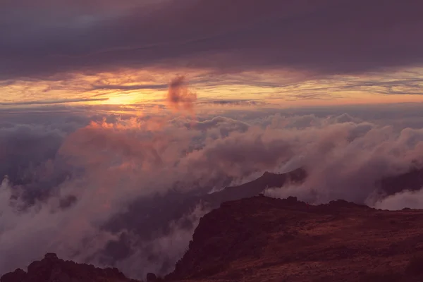 Prachtige zonsondergang boven wolken — Stockfoto